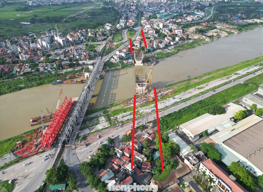 Tuy nhiên đến nay (26/5), hơn nửa thời gian thực hiện dự án đã trôi qua, mặt bằng dự án trên cạn mới được UBND quận Long Biên và Gia Lâm giải phóng đạt từ khoảng hơn 10%. Nhà cửa, công trình nằm trong phạm vi dự án vẫn còn nguyên (trong phạm vi đường kẻ đỏ).