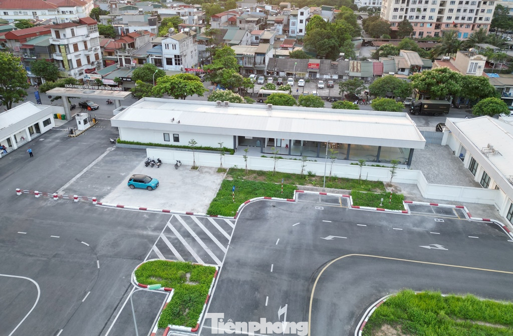 Khi chưa dừng hoạt động, các trung tâm thường kín học viên đến đăng ký học lái, thi sát hạch. Tuy nhiên, hơn 3 tháng nay sân bãi, phòng ốc vắng bóng người, sân bãi gần như chỉ còn bảo vệ và cán bộ chốt trực.