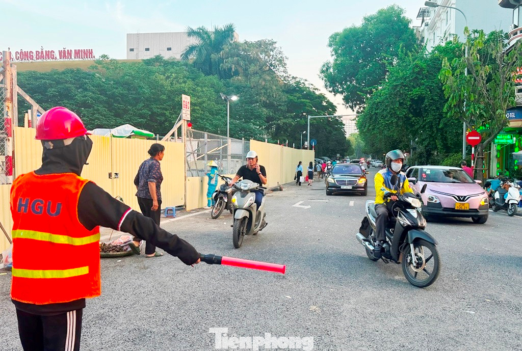 Với đoạn từ phố Yết Kiêu đến Phan Bội Châu (đoạn 2), trong chiều 12/5 do mặt đường hoàn trả đã được thảm xong, hạ tầng biển báo đã được lắp đặt, đơn vị thi công đã cử người điều tiết cho xe lưu thông 1 chiều (hướng Yết Kiêu - Phan Bội Châu), giảm việc đi lại khó khăn, ùn ứ tại đây.