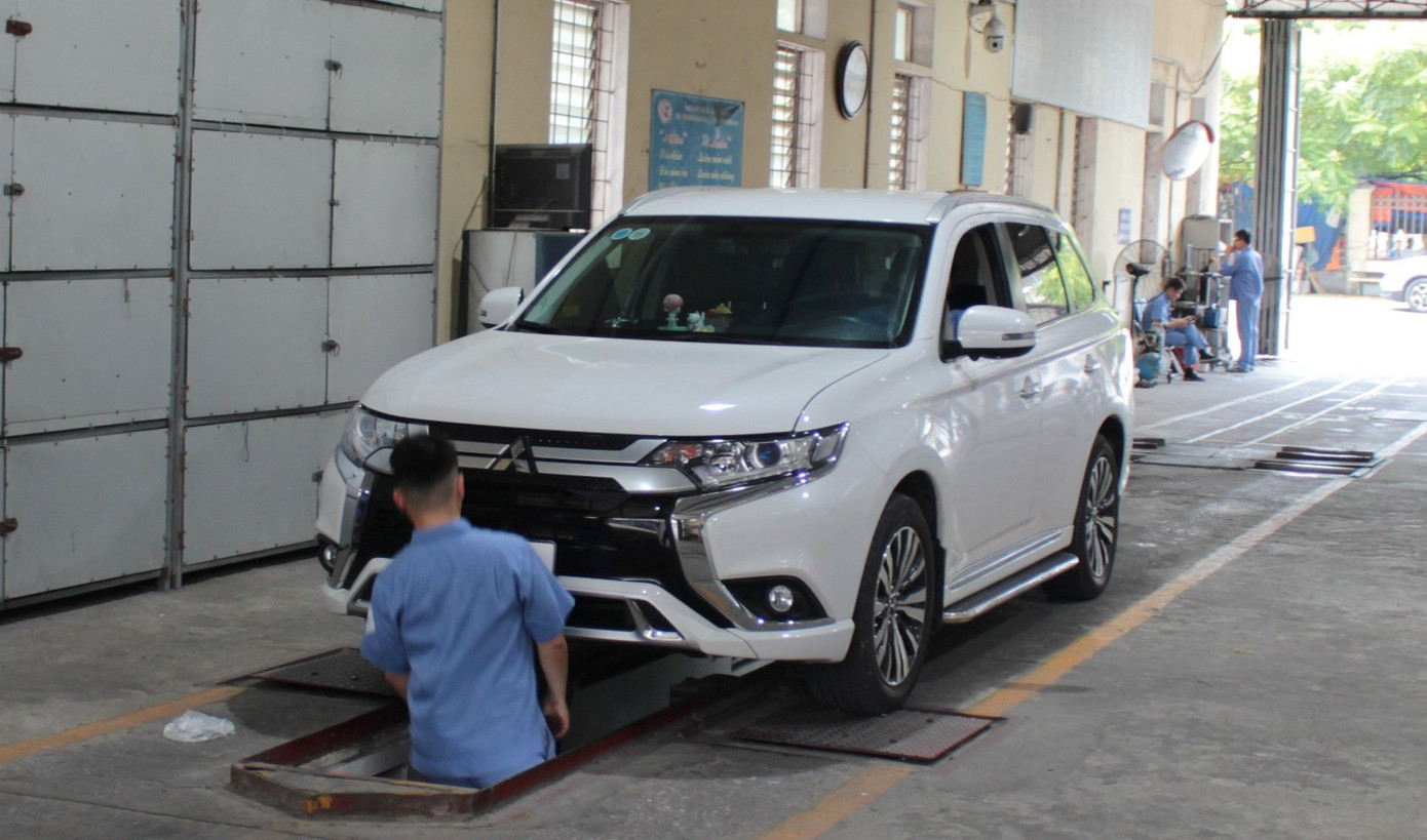 Hệ thống gầm xe cũng được nhân viên Trung tâm đăng kiểm Hệ thống gầm xe cũng được nhân viên Trung tâm đăng kiểm