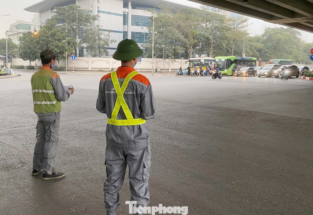 Nhân viên của đơn vị nghiệp vụ đang trực tiếp đứng đếm xe tại nút giao Đỗ Đức Dục - Phạm Hùng những ngày qua. Nhân viên của đơn vị nghiệp vụ đang trực tiếp đứng đếm xe tại nút giao Đỗ Đức Dục - Phạm Hùng những ngày qua.