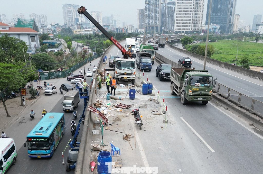 Công trường thi công sửa chữa khe co giãn gây ùn tắc giao thông trên ở đường Vành đai 3 trên cao trong sáng 29/4.