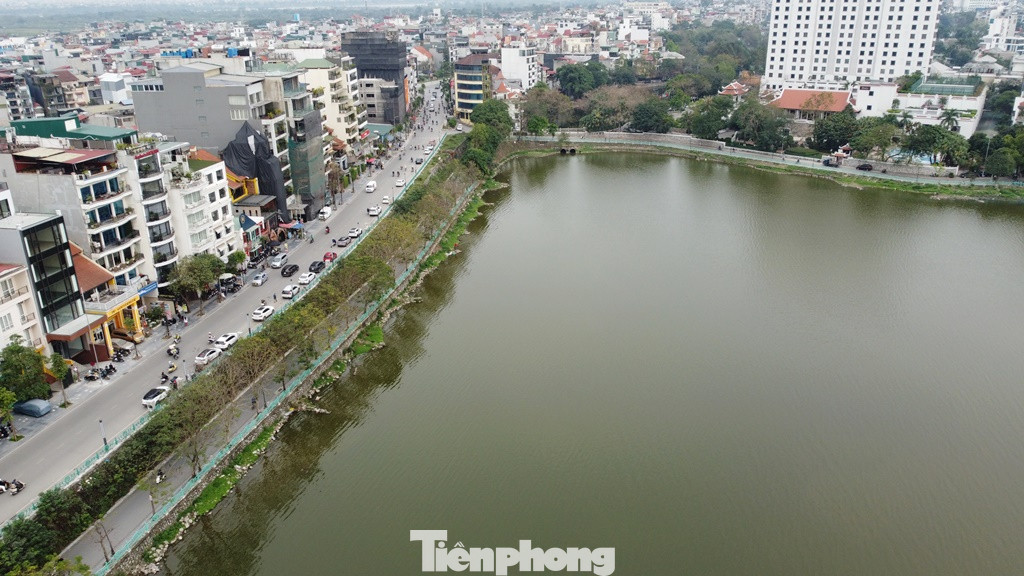 Với đoạn giao nhau giữa phố Quảng An và Từ Hoa là một đường "cua" tay áo. Với đoạn giao nhau giữa phố Quảng An và Từ Hoa là một đường "cua" tay áo.