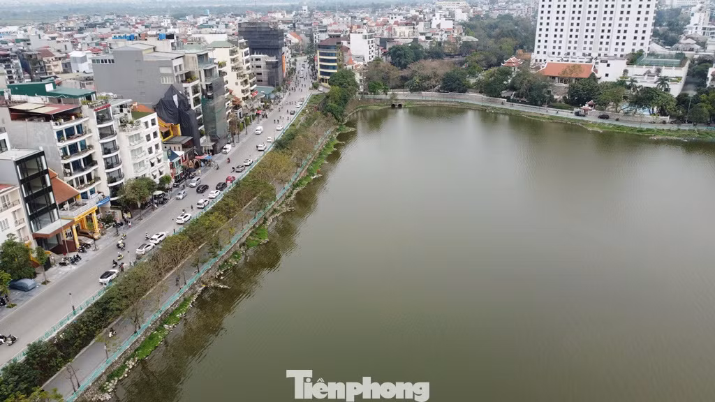 Với đoạn giao nhau giữa phố Quảng An và Từ Hoa là một đường "cua" tay áo. Với đoạn giao nhau giữa phố Quảng An và Từ Hoa là một đường "cua" tay áo.