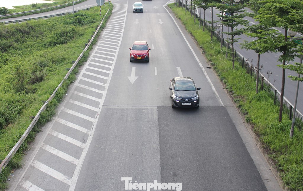 Với đoạn từ Bắc Ninh đi Hải Dương - Quảng Ninh QL18 nhiều đoạn đi qua khu dân cư, tốc độ thường bị hạ xuống 40 - 50km/h, cùng với đó mặt đường luôn gồ ghề, xuống cấp, thảm vá nham nhở.