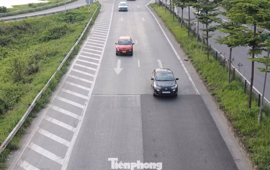 Với đoạn từ Bắc Ninh đi Hải Dương - Quảng Ninh QL18 nhiều đoạn đi qua khu dân cư, tốc độ thường bị hạ xuống 40 - 50km/h, cùng với đó mặt đường luôn gồ ghề, xuống cấp, thảm vá nham nhở. Với đoạn từ Bắc Ninh đi Hải Dương - Quảng Ninh QL18 nhiều đoạn đi qua khu dân cư, tốc độ thường bị hạ xuống 40 - 50km/h, cùng với đó mặt đường luôn gồ ghề, xuống cấp, thảm vá nham nhở.