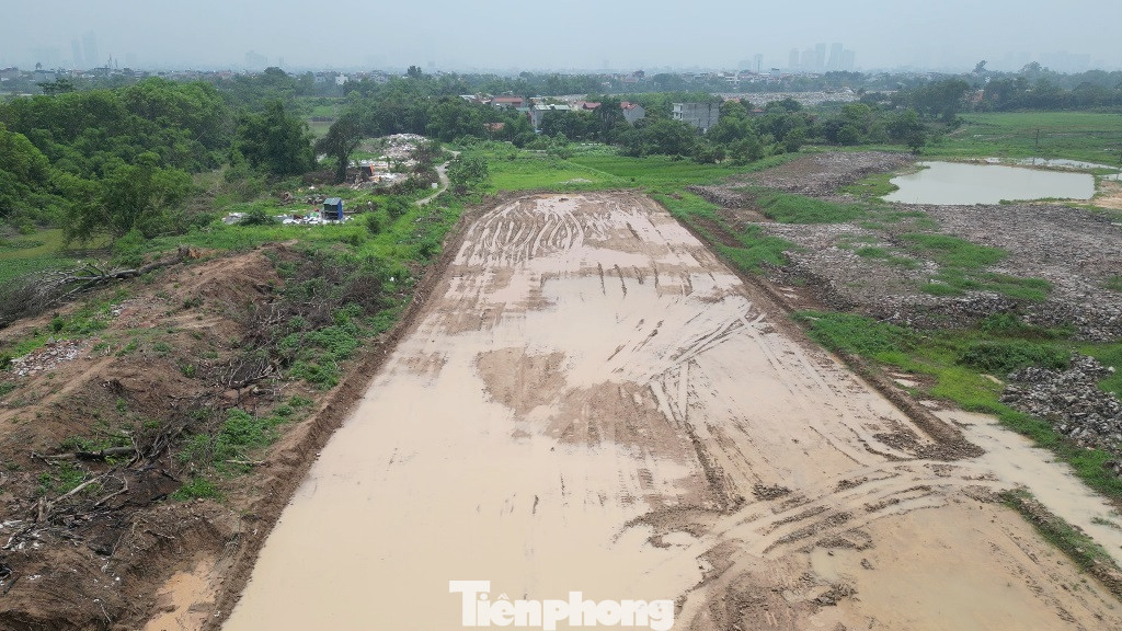 Hiện mặt bằng đường dẫn ra cầu Tứ Liên phía Đông Anh đã được các nhà thầu san ủi, thi công từ đoạn kết nối với đường Hoàng Sa (Quốc lộ 5 kéo dài) đến sát bờ đê sông Đuống. Hiện mặt bằng đường dẫn ra cầu Tứ Liên phía Đông Anh đã được các nhà thầu san ủi, thi công từ đoạn kết nối với đường Hoàng Sa (Quốc lộ 5 kéo dài) đến sát bờ đê sông Đuống.