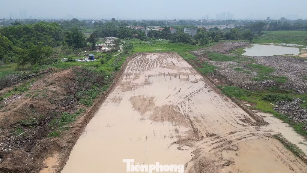 Hiện mặt bằng đường dẫn ra cầu Tứ Liên phía Đông Anh đã được các nhà thầu san ủi, thi công từ đoạn kết nối với đường Hoàng Sa (Quốc lộ 5 kéo dài) đến sát bờ đê sông Đuống. Hiện mặt bằng đường dẫn ra cầu Tứ Liên phía Đông Anh đã được các nhà thầu san ủi, thi công từ đoạn kết nối với đường Hoàng Sa (Quốc lộ 5 kéo dài) đến sát bờ đê sông Đuống.