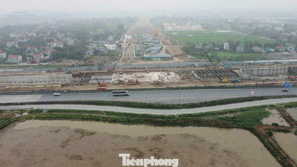 Đường song hành Vành đai 5 đi qua Hà Nam là hai nhánh đường chạy song song với đường Vành đai 5 (cao tốc) trong tương lai, mỗi chiều đường song hành có mặt cắt mỗi bên rộng 12 mét (3 làn xe).