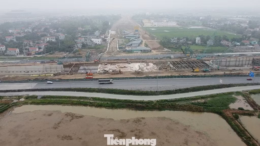 Đường song hành Vành đai 5 đi qua Hà Nam là hai nhánh đường chạy song song với đường Vành đai 5 (cao tốc) trong tương lai, mỗi chiều đường song hành có mặt cắt mỗi bên rộng 12 mét (3 làn xe). Đường song hành Vành đai 5 đi qua Hà Nam là hai nhánh đường chạy song song với đường Vành đai 5 (cao tốc) trong tương lai, mỗi chiều đường song hành có mặt cắt mỗi bên rộng 12 mét (3 làn xe).