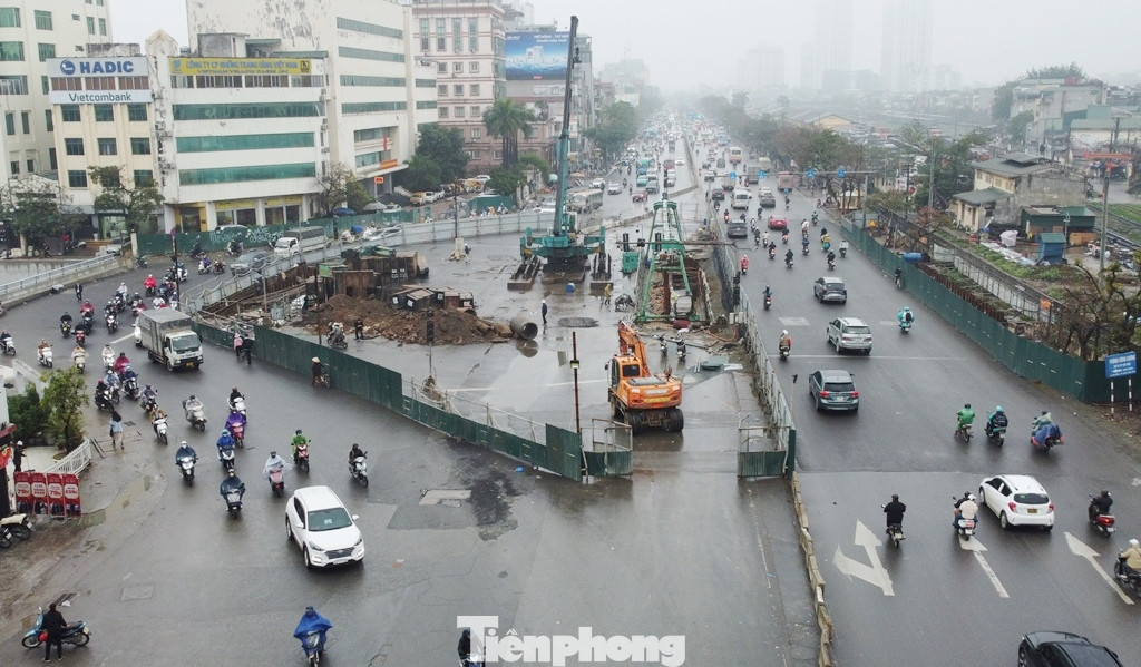 Cùng với đó, theo phương án tổ chức giao thông vừa được điều chỉnh lại, khi qua nút giao các dòng xe không rẽ trái như trước đây để tiếp cận các tuyến đường kết nối. Cùng với đó, theo phương án tổ chức giao thông vừa được điều chỉnh lại, khi qua nút giao các dòng xe không rẽ trái như trước đây để tiếp cận các tuyến đường kết nối.