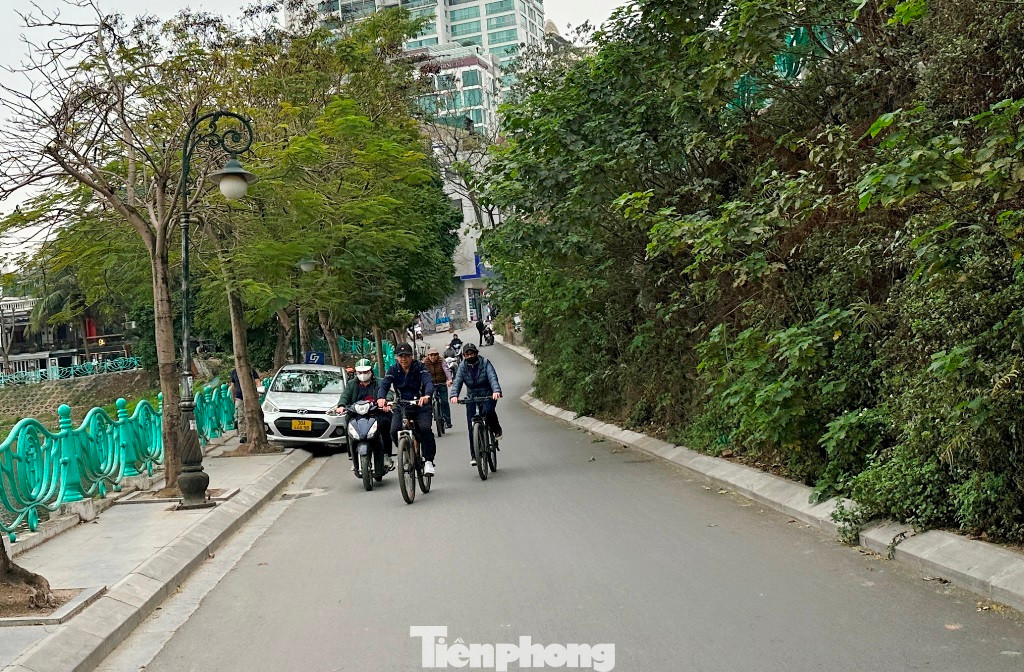 Chỉ rộng từ 3 - 5 mét (hơn 1 làn xe) nhưng hiện tuyến phố Quảng An, Từ Hoa đang phục vụ giao thông hỗn hợp, cả người đi bộ, xe xe đạp, xe máy, ô tô... Chỉ rộng từ 3 - 5 mét (hơn 1 làn xe) nhưng hiện tuyến phố Quảng An, Từ Hoa đang phục vụ giao thông hỗn hợp, cả người đi bộ, xe xe đạp, xe máy, ô tô...