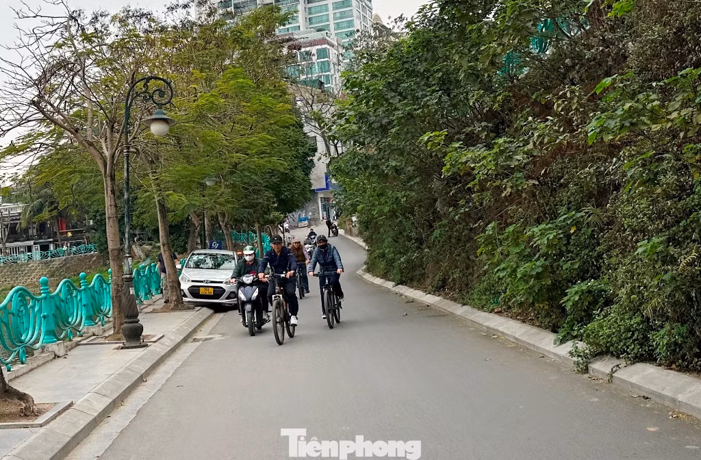 Chỉ rộng từ 3 - 5 mét (hơn 1 làn xe) nhưng hiện tuyến phố Quảng An, Từ Hoa đang phục vụ giao thông hỗn hợp, cả người đi bộ, xe xe đạp, xe máy, ô tô... Chỉ rộng từ 3 - 5 mét (hơn 1 làn xe) nhưng hiện tuyến phố Quảng An, Từ Hoa đang phục vụ giao thông hỗn hợp, cả người đi bộ, xe xe đạp, xe máy, ô tô...
