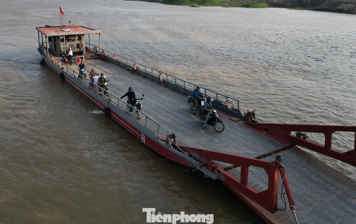 Những ngày qua, phóng viên báo Tiền Phong đã ghi nhận hoạt động chở khách qua sông của các bến đò, bến phà trên sông Hồng trên địa bàn Hà Nội đoạn từ thị xã Sơn Tây đến huyện Phú Xuyên, cho thấy, nhiều bến phà chở khách qua sông không tuân thủ quy định về an toàn đường thủy.