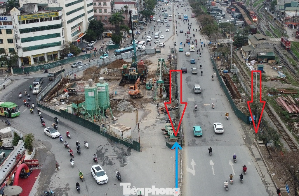 Hiện các cột đèn tín hiệu để điều tiết xe đi các hướng từ chiều nội thành ra (mũi tên đỏ) tại nút giao Giải Phóng - Kim Đồng đã được tháo dỡ. Hiện các cột đèn tín hiệu để điều tiết xe đi các hướng từ chiều nội thành ra (mũi tên đỏ) tại nút giao Giải Phóng - Kim Đồng đã được tháo dỡ.