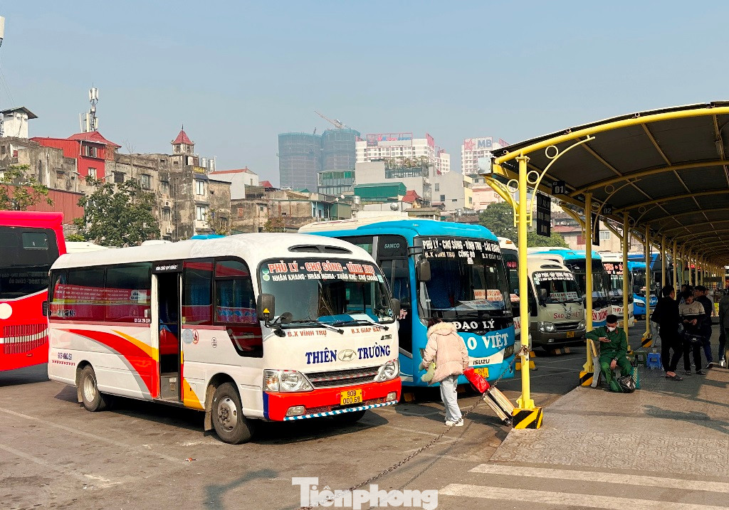 Nhiều xe dừng hết giờ "đăng tài" (xe vào bến đón khách) nhưng chỉ đón được 5 - 7 khách rời bến.