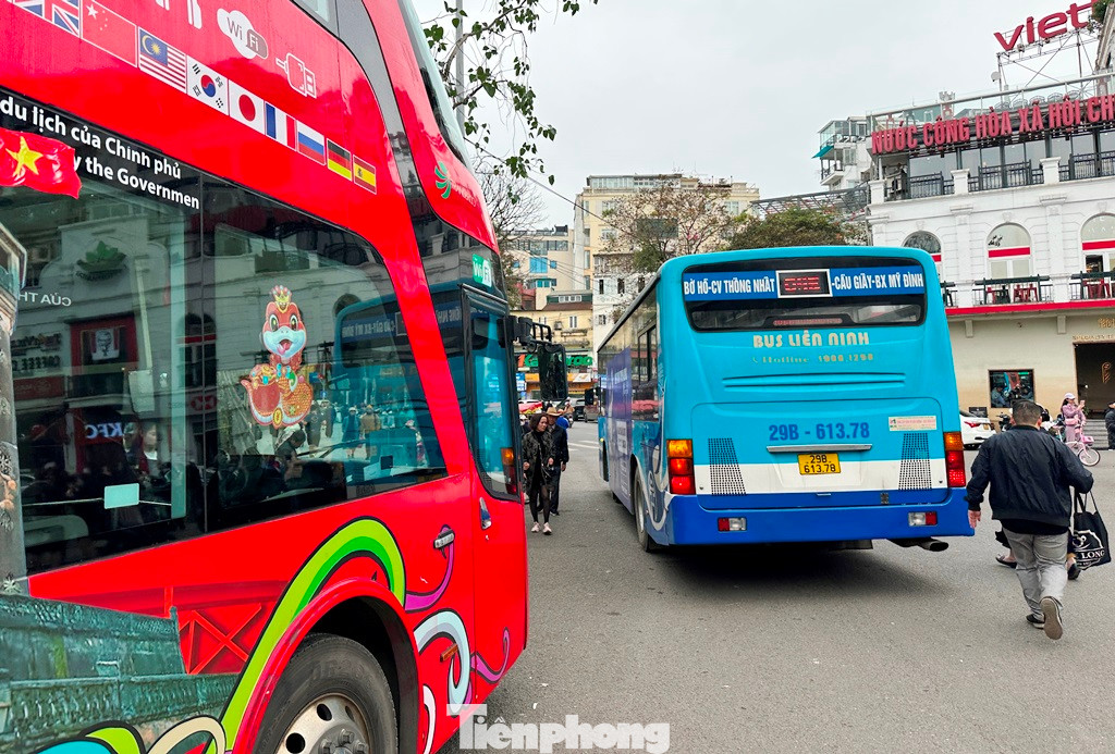 Nhiều thời điểm xe lưu thông trên đường Đinh Tiên Hoàng - Lê Thái Tổ đoạn qua tòa nhà Hàm cá mập bị ùn ứ, phải xếp hàng dài.