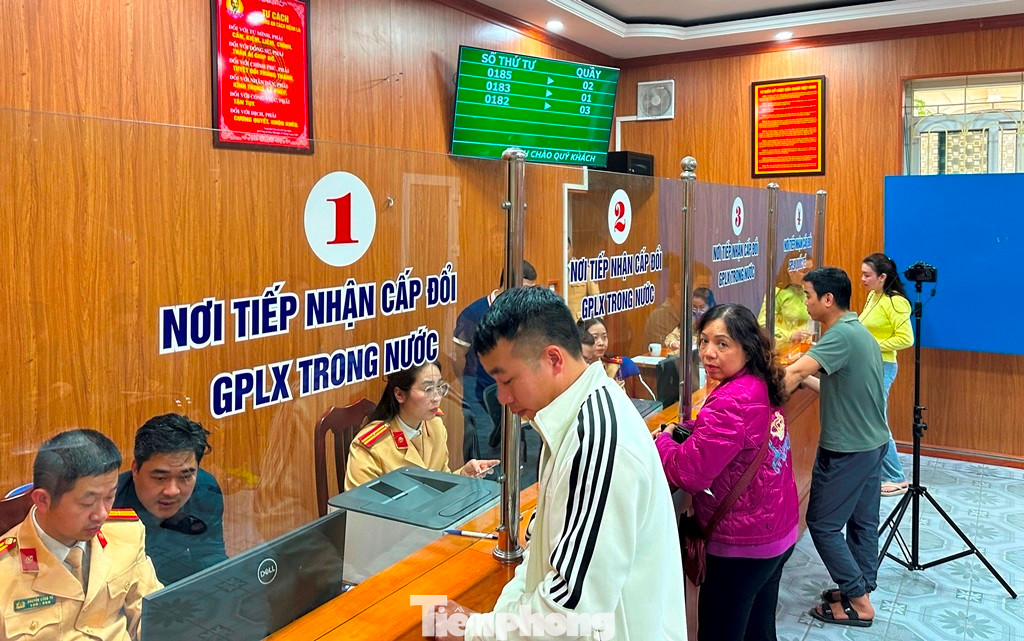 Với các hồ sơ/trường hợp chưa xử lý kịp hàng ngày, bộ phận CSGT xử lý hồ sơ cấp, đổi GPLX được Phòng CSGT Hà Nội yêu cầu đi làm vào ngày thứ 7 để xử lý cho kịp tiến độ yêu cầu.