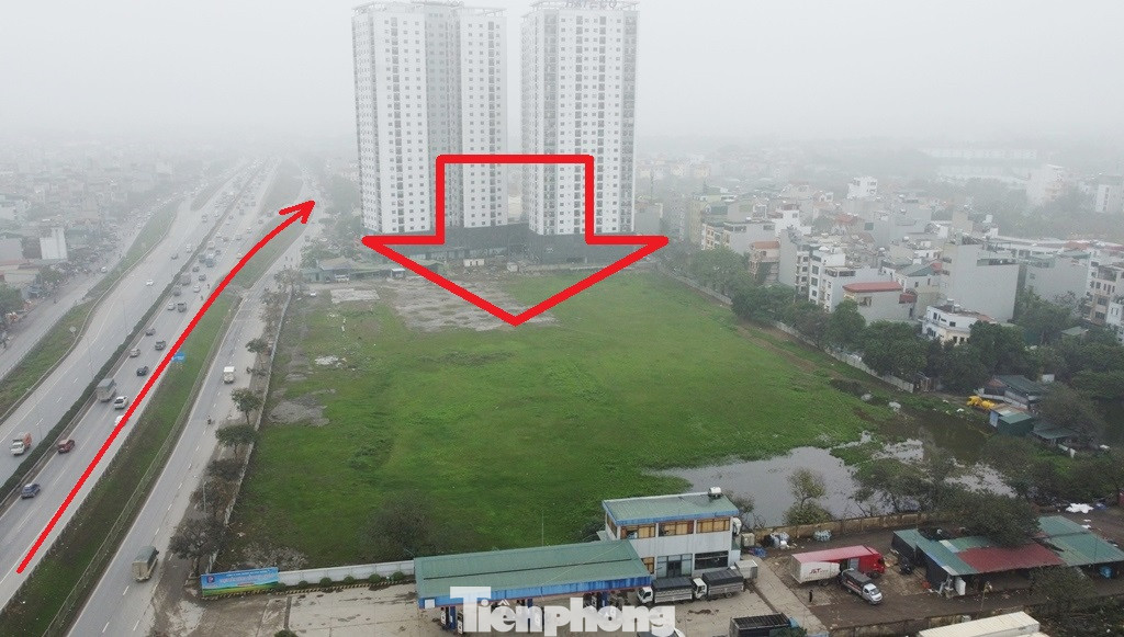 Cùng với đó, hiện tuyến đường Vành đai 3 cả trên cao và dưới thấp đang đông xe lưu thông, bến xe lại nằm sát nút giao lên xuống Vành đai 3 trên cao (nút giao Tam Trinh) nên giờ nếu bến xe đi vào hoạt động sẽ làm gia tăng lưu lượng phương tiện trên đường, ùn tắc sẽ trầm trọng hơn.