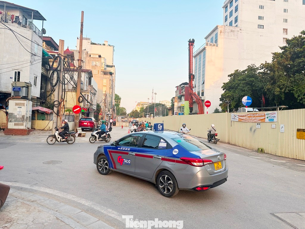 Tại đoạn ga Hà Nội đến phố Phan Bội Châu (đoạn 3), các đơn vị thi công cũng cho xe lưu thông thuận tiện 1/2 lòng đường đã được hoàn trả.