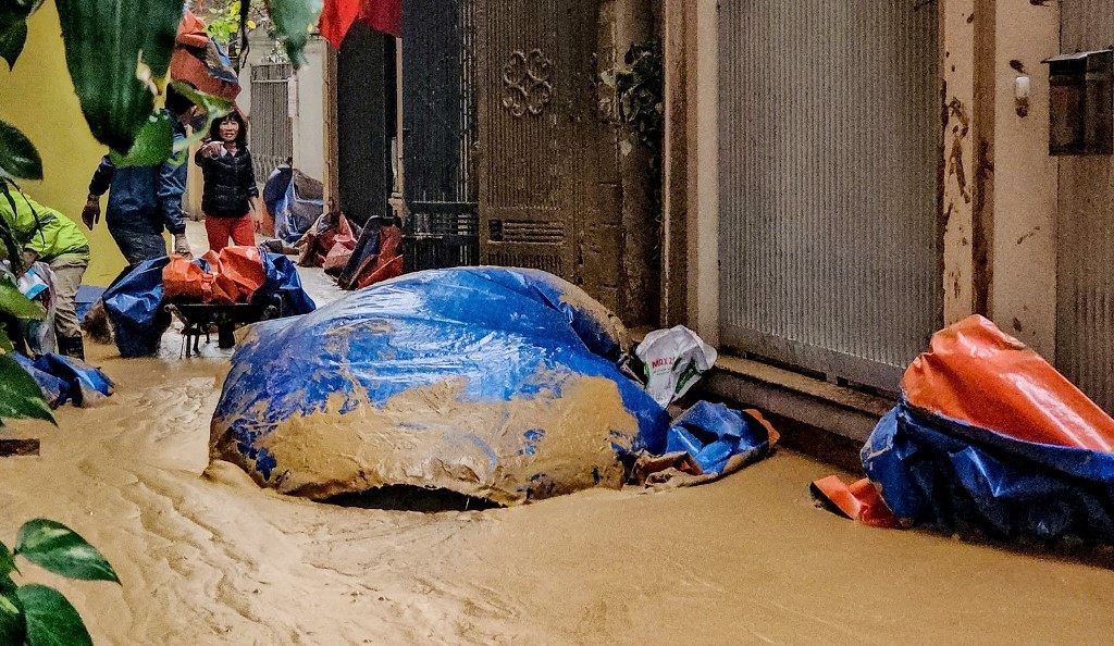 Đến hơn 17h, các chất lỏng phun lên với mức độ nhiều đã nhấn chìm cả một đoạn đường ở ngõ 7 Giang Văn Minh. Đến hơn 17h, các chất lỏng phun lên với mức độ nhiều đã nhấn chìm cả một đoạn đường ở ngõ 7 Giang Văn Minh.