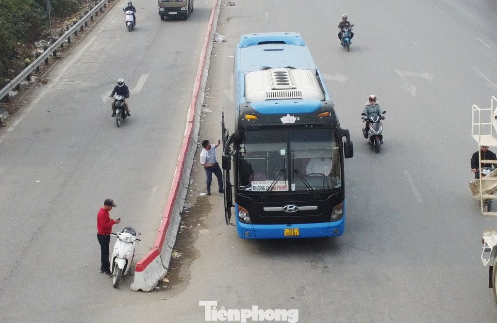Xe khách thường xuyên dừng đỗ, đón trả khách tại đây chủ yếu là xe đi các tỉnh phía Bắc và Đông Bắc như Hải Phòng, Quảng Ninh, Hải Dương...