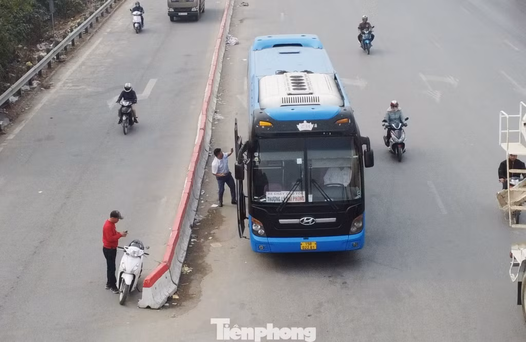 Xe khách thường xuyên dừng đỗ, đón trả khách tại đây chủ yếu là xe đi các tỉnh phía Bắc và Đông Bắc như Hải Phòng, Quảng Ninh, Hải Dương...