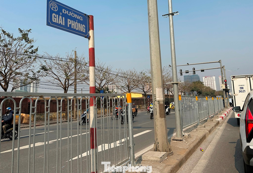 Hạng mục dải phân cách giữa đường Giải Phóng nhiều đoạn đã được thay mới bằng bờ sắt mạ kẽm, tuy nhiên nhiều vị trí vẫn để hở.