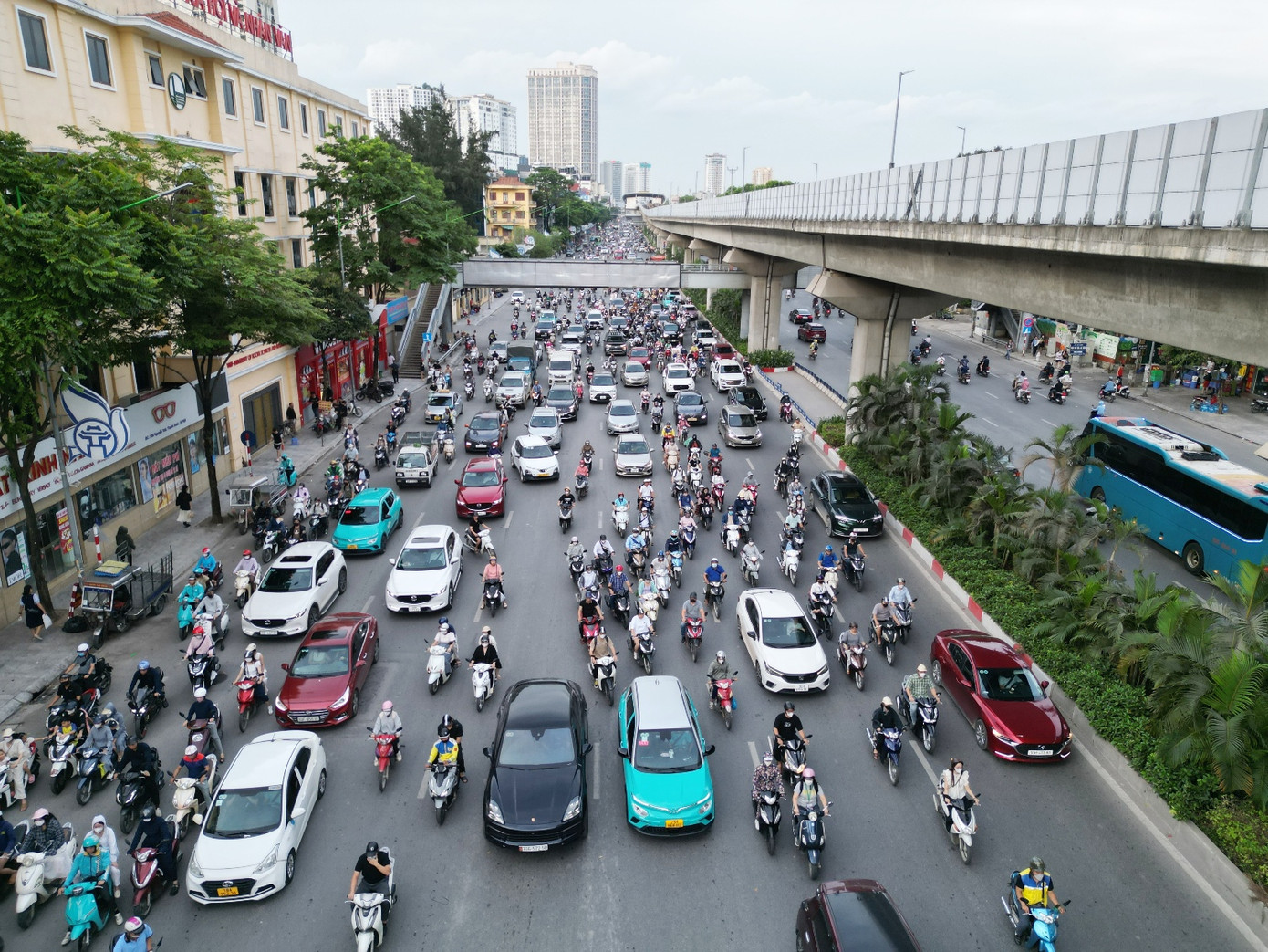 Trước thực tế trên năm 2023, các hàng rào, cột lốp ô tô được lắp đặt trên đường Nguyễn Trãi đã được tháo dỡ, đến nay phương tiện đi lại hỗn hợp trên cả 5 làn đường. Ảnh chụp sáng 9/7. Trước thực tế trên năm 2023, các hàng rào, cột lốp ô tô được lắp đặt trên đường Nguyễn Trãi đã được tháo dỡ, đến nay phương tiện đi lại hỗn hợp trên cả 5 làn đường. Ảnh chụp sáng 9/7.