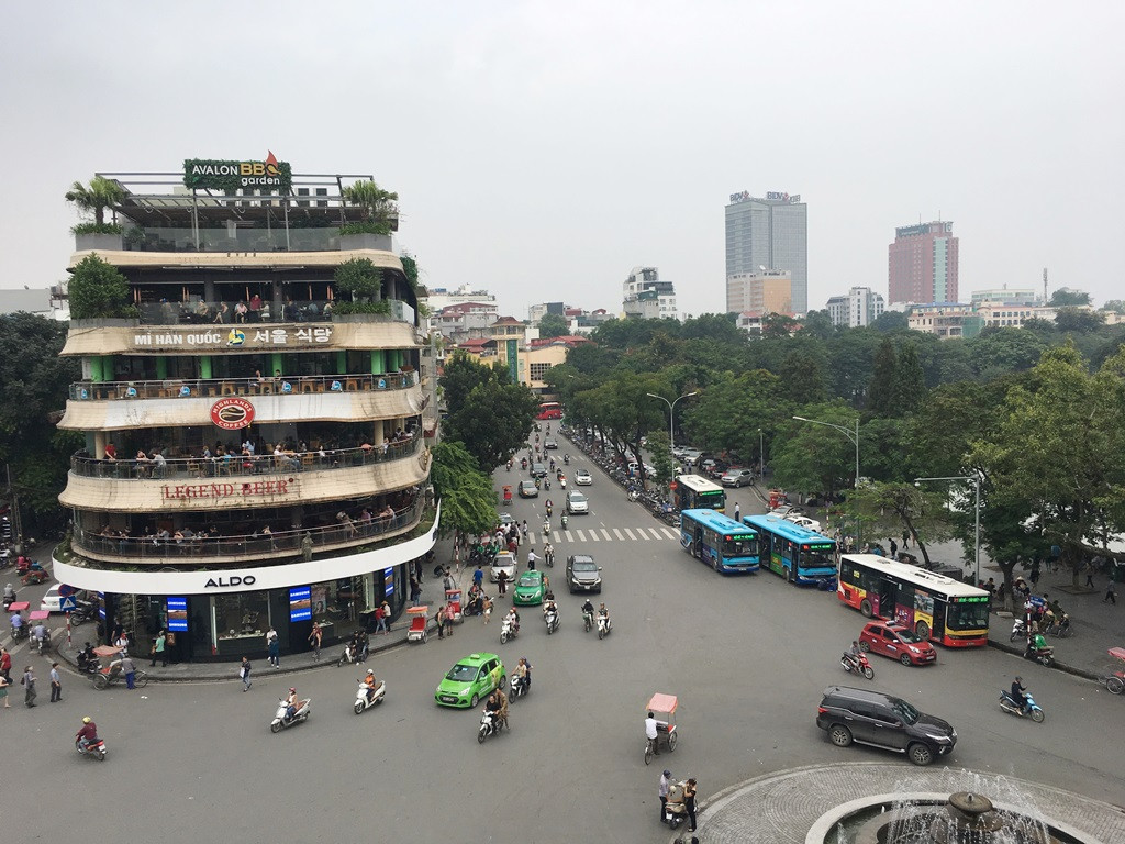 Tòa nhà Hàm cá mập và điểm trung chuyển - bến xe buýt hoạt động ngay bên cạnh tòa nhà.