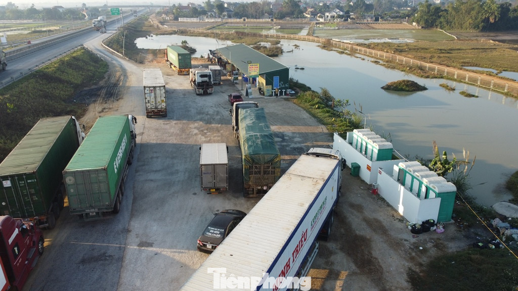 Trước tình hình đó, Chính phủ đã yêu cầu giai đoạn trước mắt phải bố trí các trạm dừng nghỉ tạm thời, đến hết năm 2024 phải xây dựng các trạm dừng nghỉ đạt tiêu chuẩn tại 11 dự án cao tốc đã hoàn thành.