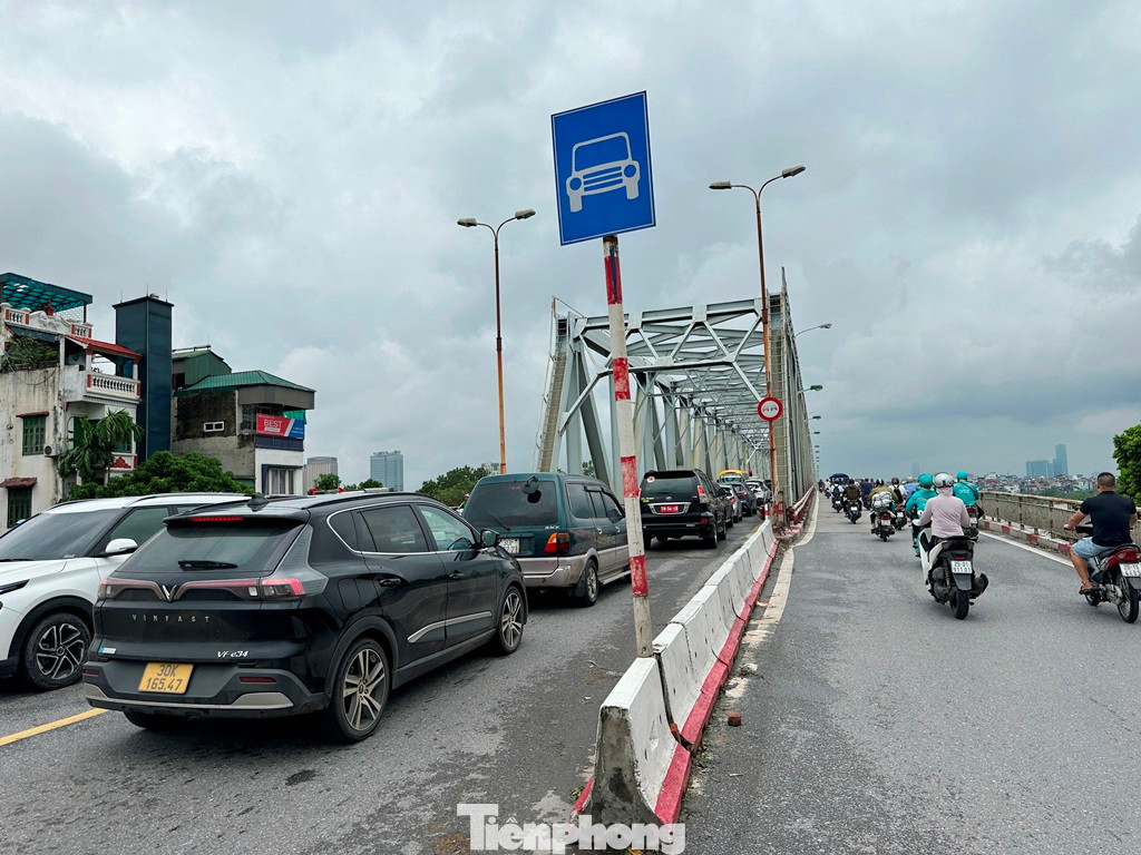 Đảm bảo giao thông và hạn chế sự xuống cấp của cầu Chương Dương, cùng với phương án tổ chức, điều chỉnh lại giao thông, Sở GTVT Hà Nội cũng cho biết, đang giao cho Ban Duy tu các công trình hạ tầng giao thông tiến hành kiểm định mức chịu tải, lên phương án sửa chữa, duy tu cầu trong năm 2025.