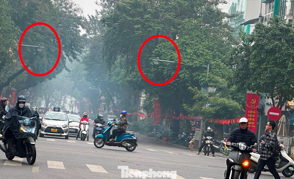 Nút giao Bà Triệu - Lý Thường Kiệt cũng là nút giao thông thứ 4 đang có nhiều ô tô, xe máy bị hệ thống camera phát hiện lỗi vi phạm vượt đèn đỏ. Tuy nhiên do số lượng xe máy chưa chính chủ còn nhiều nên trong danh sách các xe vi phạm "nguội" gửi Sở GTVT và đăng kiểm vừa qua, Phòng CSGT Hà Nội chỉ thống kê danh sách các xe ô tô vi phạm để từ chối đăng kiểm.