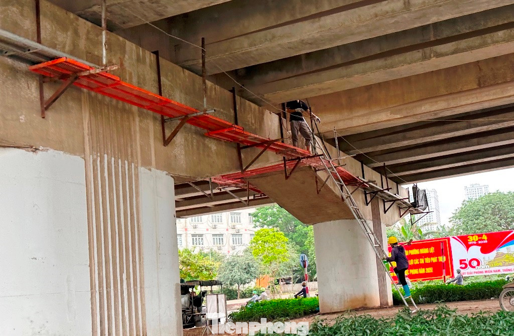 Để sửa chữa, thay thế các gói cầu trên cao, đơn vị thi công đã phải bắc thang, làm giàn giáo trèo lên cao.