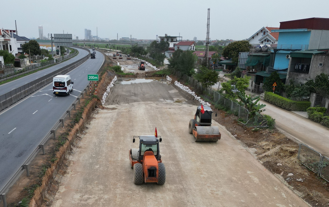 Với tổng mức đầu tư hơn 1.800 tỷ đồng, tháng 3/2025, UBND tỉnh Ninh Bình (cũ) - chủ đầu tư, đã phối hợp với Bộ Xây dựng khởi công dự án mở rộng lòng đường cao tốc Cao Bồ - Mai Sơn từ 4 lên 6 làn xe (mỗi chiều 3 làn).