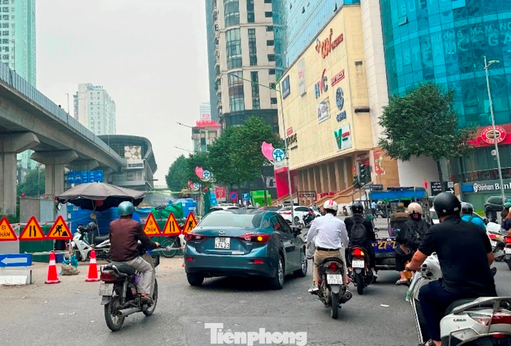 Trục đường Trần Phú - hướng Nguyễn Trãi - Trần Phú thường xuyên ùn tắc tại khu vực đi qua các hàng rào thi công thời gian qua.