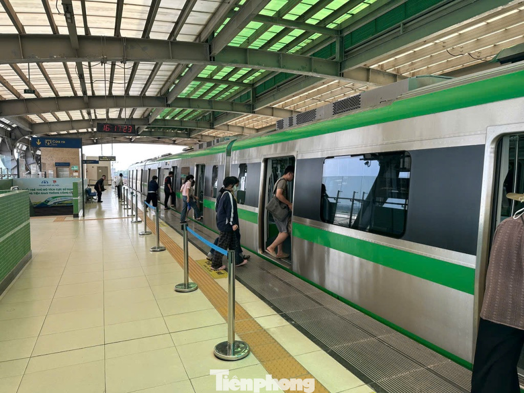 Hành khách lên tàu Cát Linh - Hà Đông để di chuyển trong giờ cao điểm chiều 6/6 Hành khách lên tàu Cát Linh - Hà Đông để di chuyển trong giờ cao điểm chiều 6/6