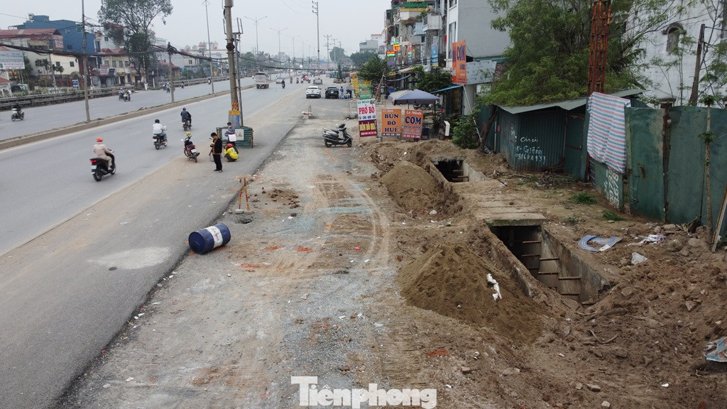 Dự án có cả hạng mục đầu tư, xây mới hệ thống mương, cống thoát nước... nhưng đến nay cống thoát nước xây chưa xong, mưa xuống là lòng đường QL1 và khu vực dự án bị ngập do nước mưa chưa có lối thoát.