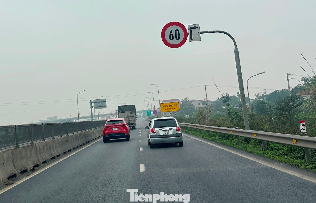 Đại diện Cục CSGT cho biết, tuyến đường tồn tại nhiều bất cập khi không có làn xe khẩn cấp, gây khó khăn cho các xe gặp sự cố và cơ quan chức năng xử lý khi có xe hỏng, đường ùn ứ.