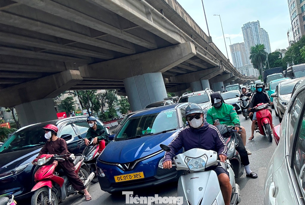 Do việc cấm xe máy vào cầu vòm thép, nên các phương tiện xe máy qua hồ Linh Đàm phải rẽ sang các làn ô tô. Việc này làm cho phương tiện di chuyển trên làn cầu vượt dành cho xe cơ giới qua hồ Linh Đàm tăng cao, gây xung đột dẫn đến ùn tắc kéo dài. Ảnh chụp chiều 15/6.
