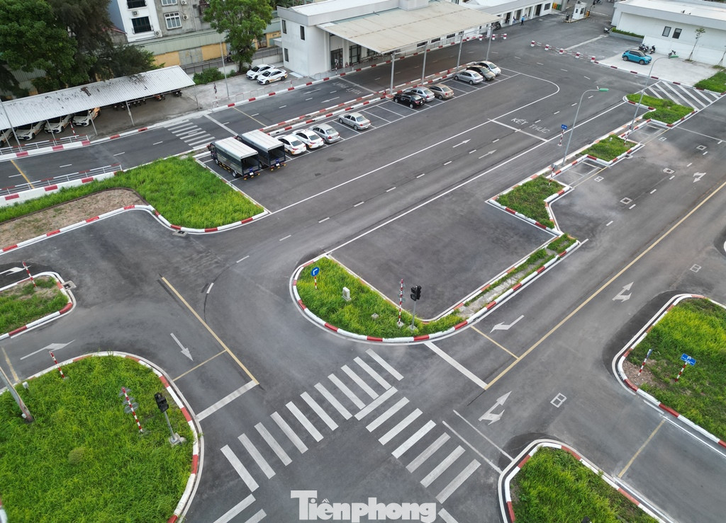 Có diện tích rộng cả ha và được đầu tư hạ tầng sân bãi, phương tiện hiện đại nhưng gần 3 tháng nay, các trung tâm sát hạch cấp bằng lái ô tô đang dừng hoạt động và chưa biết ngày được hoạt động trở lại.