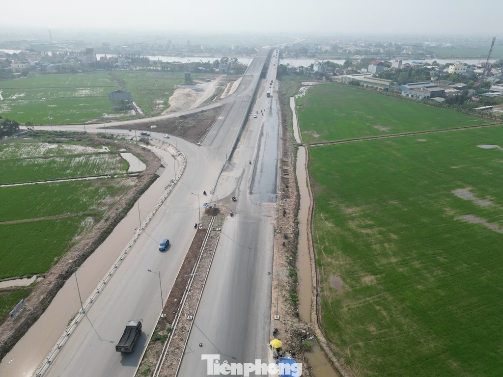 Để tăng hiệu quả kết nối và đầu tư, cầu có các nút giao kết nối với đường địa phương ở hai đầu cầu.