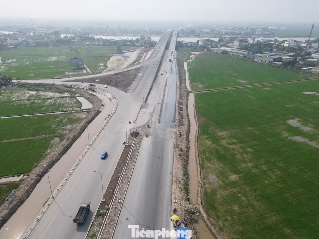 Để tăng hiệu quả kết nối và đầu tư, cầu có các nút giao kết nối với đường địa phương ở hai đầu cầu.