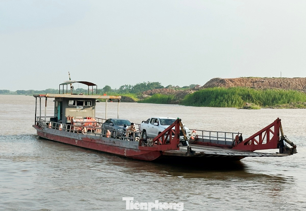 Thời điểm từ 15-16h ngày 24/6/2025, tại bến phà Vườn Chuối (Phú Xuyên) PV Tiền Phong ghi nhận, trong các chuyến phà, người trên phà không mặc áo phao.