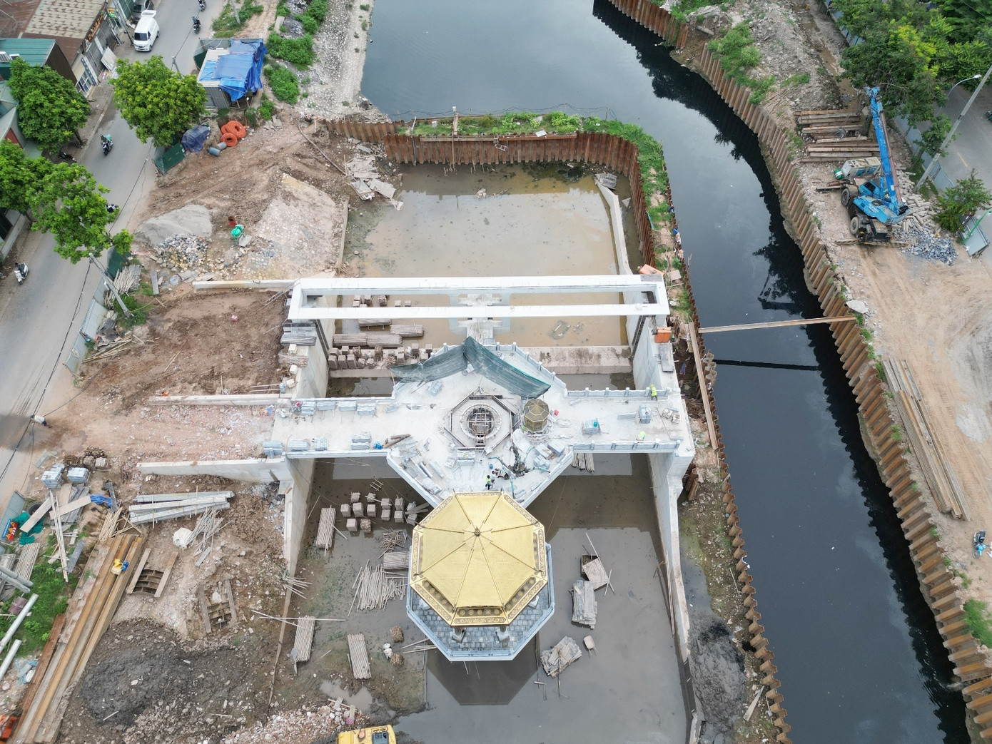 Sở Xây dựng Hà Nội cho biết, tiến độ hoàn thành đập dâng trên sông Tô Lịch tại cầu Quang phường Hoàng Liệt là trước 30/8. Sau đó thành phố sẽ lấy nước từ hồ Tây vào tạo dòng chảy, giúp tạo dòng chảy trên sông Tô Lịch. Sở Xây dựng Hà Nội cho biết, tiến độ hoàn thành đập dâng trên sông Tô Lịch tại cầu Quang phường Hoàng Liệt là trước 30/8. Sau đó thành phố sẽ lấy nước từ hồ Tây vào tạo dòng chảy, giúp tạo dòng chảy trên sông Tô Lịch.