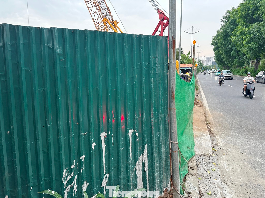 Không chỉ đường dành cho xe đạp ven sông Tô Lịch, hàng rào công trường thi công còn rào cả một đoạn dài dải phân cách - vỉa hè đường Láng.