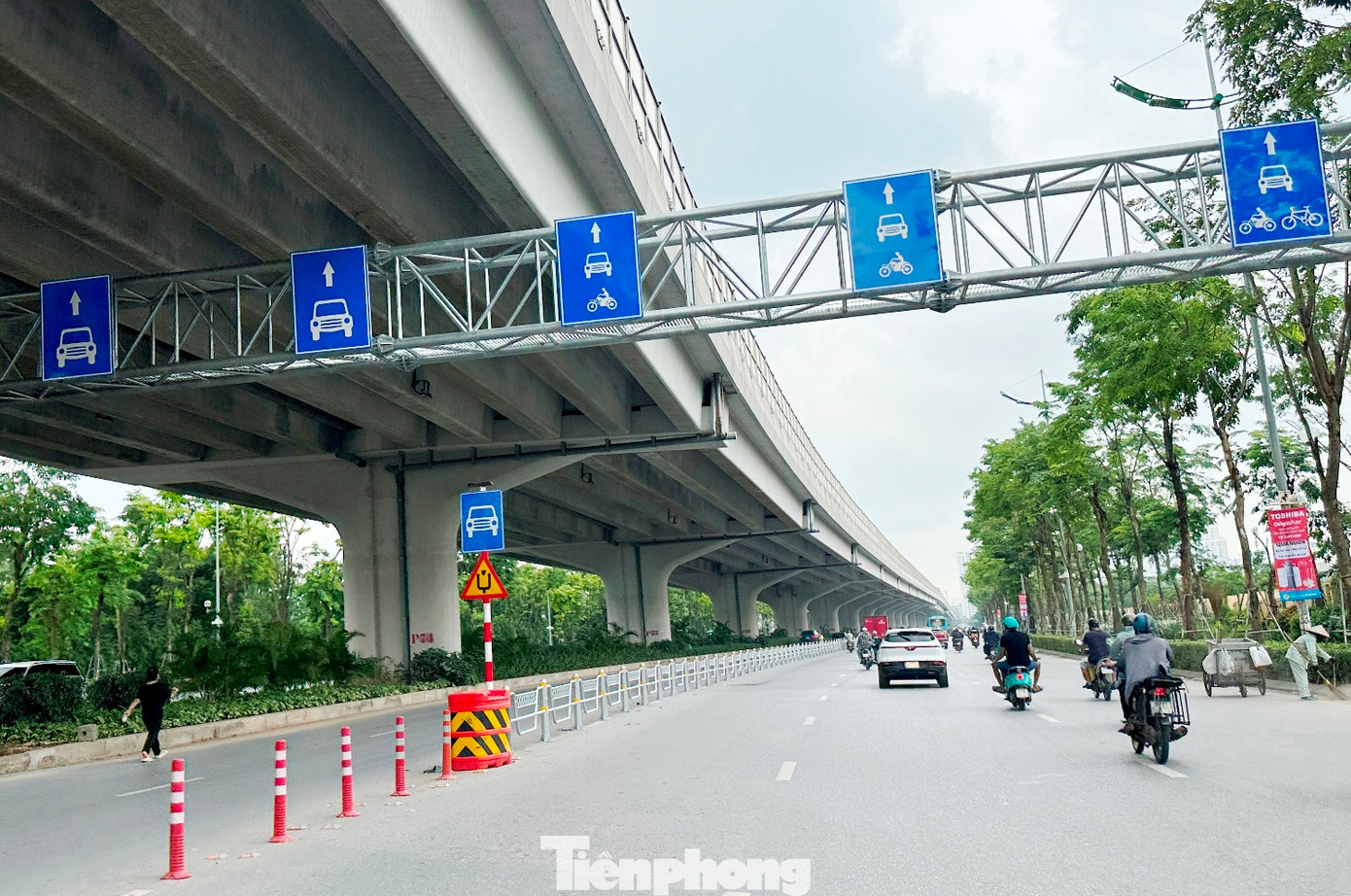 Với các tồn tại được dư luận phản ánh những ngày qua, đại diện Sở Xây dựng Hà Nội cho biết, phương án phân làn, tách dòng xe trên 2 tuyến đường Phạm Văn Đồng và Võ Chí Công đang được điều chỉnh cho phù hợp. Riêng trên đường Phạm Văn Đồng, hiện đã lắp đặt các biển báo ô tô được phép đi tất cả các làn, còn xe máy đi ở 4 làn trong cùng (giáp vỉa hè).