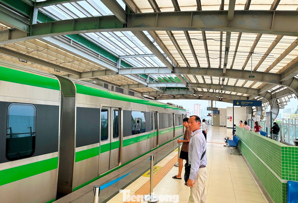 Về kết quả sửa chữa, khắc phục hư hỏng tại nhà ga trong tuần qua, đại diện Công ty Hanoi Metro cho biết đơn vị đã hoàn thành khoảng 50% sửa chữa các hư hỏng tại ga Yên Nghĩa và các ga khác trên tuyến, trong đó có thay các tấm kính chắn đảm bảo an toàn ở hành lang tầng 2, mái che cầu thang lên xuống, xử lý hệ thống vòi nước uống tại ga La Khê... Với tấm mái nhà ga bị thủng, phụ tùng vận hành thang cuốn tại nhà ga Yên Nghĩa... Hanoi Metro cho biết do thiết bị đặc thù nên phải đặt nhà sản xuất hoặc phải chờ gửi từ nước ngoài về.