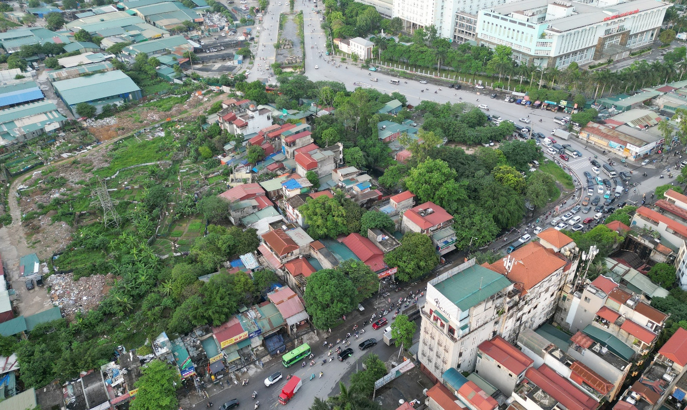 Nguyên nhân được xác định là do mặt bằng xây cầu vượt qua nút giao đường 70 chưa được UBND huyện Thanh Trì (cũ) giải phóng xong, hiện công trường nút giao đang nằm im chờ được bàn giao cho UBND phường mới sau sắp xếp là Thanh Liệt.