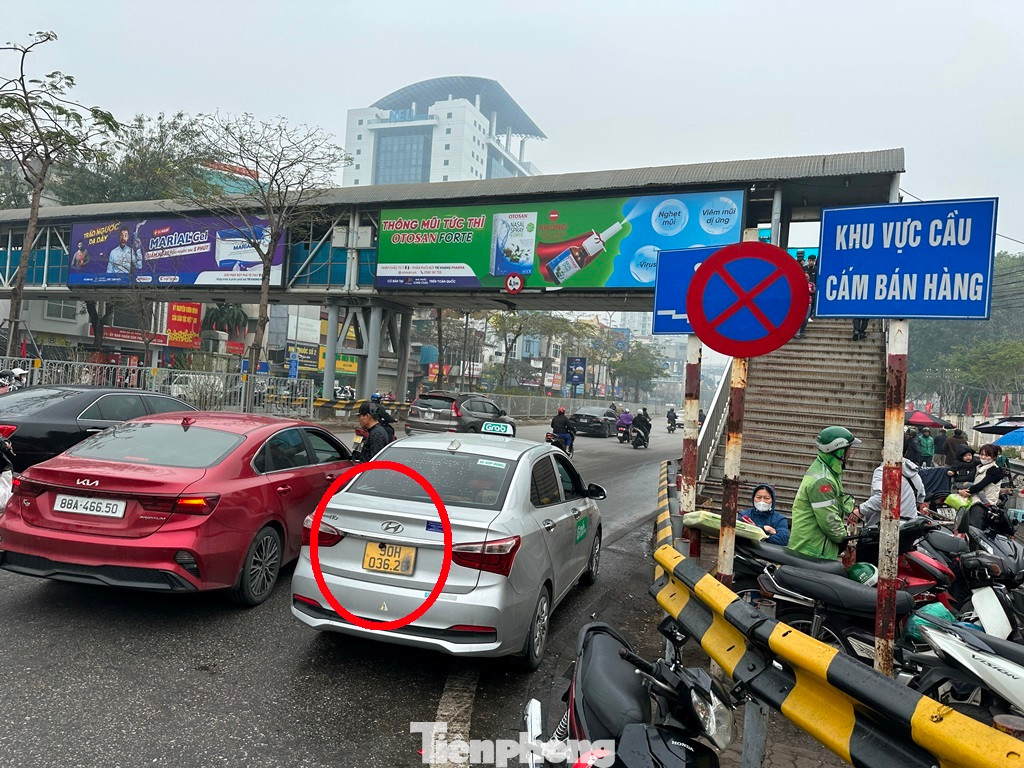 Nhưng nhiều xe ô tô taxi, xe hợp đồng đã dùng "chiêu trò" che, xóa, làm mờ biển số để "né" sự quét biển của các mắt camera tại đây. Nhưng nhiều xe ô tô taxi, xe hợp đồng đã dùng "chiêu trò" che, xóa, làm mờ biển số để "né" sự quét biển của các mắt camera tại đây.